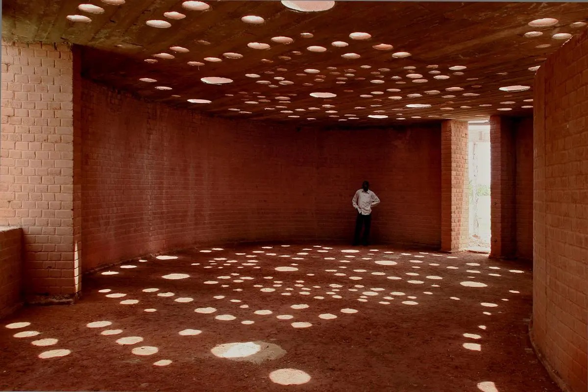 Francis Kéré, el primer arquitecto africano en ganar el premio Pritzker.